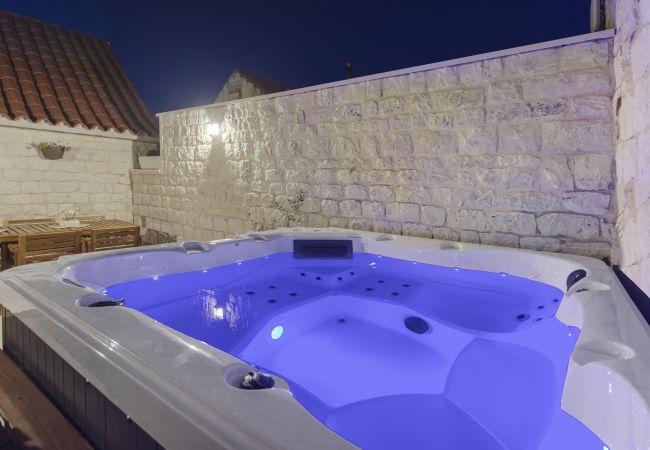 Ferienhaus in Trogir - Steinhaus Trogir – Haus mit drei Schlafzimmern und Whirlpool Ferienhaus in Trogir - Steinhaus Trogir – Haus mit drei Schlafzimmern und Whirlpool