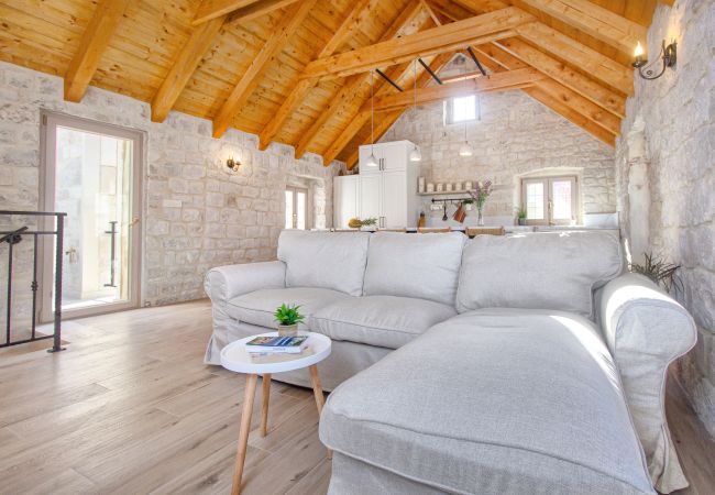 Ferienhaus in Trogir - Steinhaus Trogir – Haus mit drei Schlafzimmern und Whirlpool Ferienhaus in Trogir - Steinhaus Trogir – Haus mit drei Schlafzimmern und Whirlpool