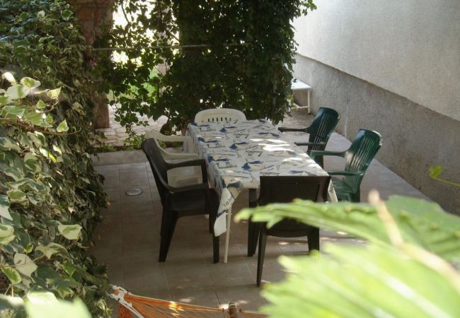 Ferienhaus in Pašman - Jadranka-Steinhaus - Haus mit drei Schlafzimmern und Terrasse Ferienhaus in Pašman - Jadranka-Steinhaus - Haus mit drei Schlafzimmern und Terrasse