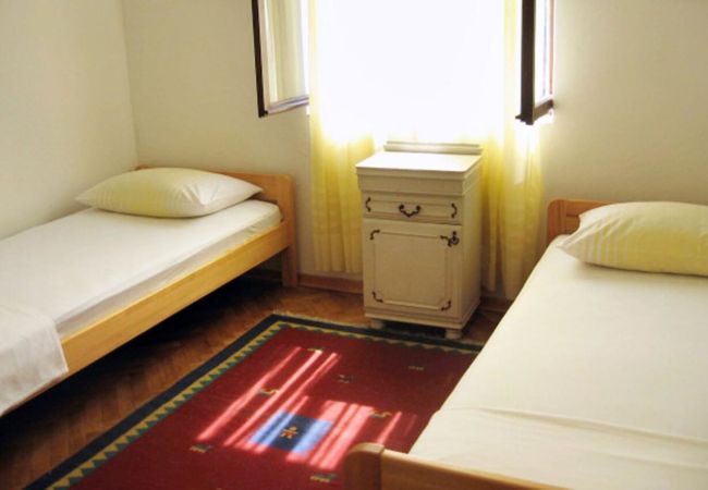 Ferienhaus in Pašman - Jadranka-Steinhaus - Haus mit drei Schlafzimmern und Terrasse Ferienhaus in Pašman - Jadranka-Steinhaus - Haus mit drei Schlafzimmern und Terrasse