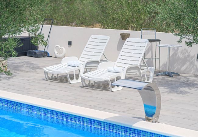 Ferienhaus in Vodice - Villa Ivana – Haus mit zwei Schlafzimmern und Außenpool Ferienhaus in Vodice - Villa Ivana – Haus mit zwei Schlafzimmern und Außenpool