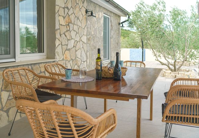 Ferienhaus in Vodice - Villa Ivana – Haus mit zwei Schlafzimmern und Außenpool Ferienhaus in Vodice - Villa Ivana – Haus mit zwei Schlafzimmern und Außenpool