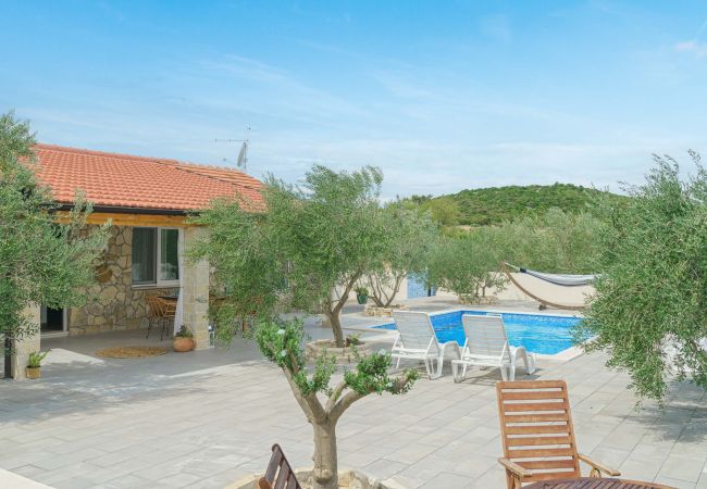 Ferienhaus in Vodice - Villa Ivana – Haus mit zwei Schlafzimmern und Außenpool Ferienhaus in Vodice - Villa Ivana – Haus mit zwei Schlafzimmern und Außenpool