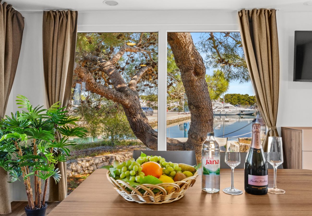 Wohnmobil in Šibenik - Resort Luxus Mobilheim (4+1) Blick auf den Yachthafen
