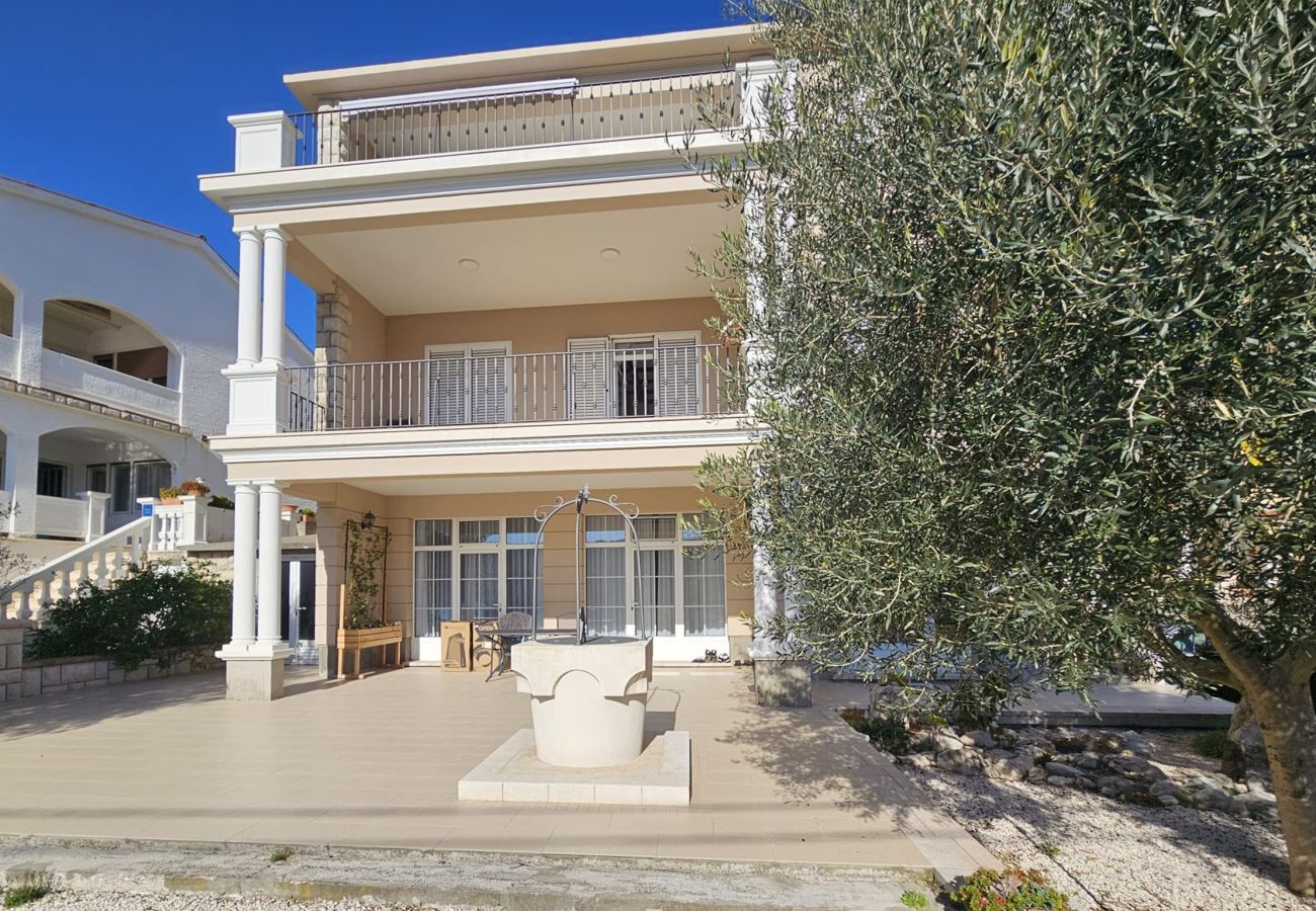 Ferienwohnung in Rab - Familienapartment Una am Meer 