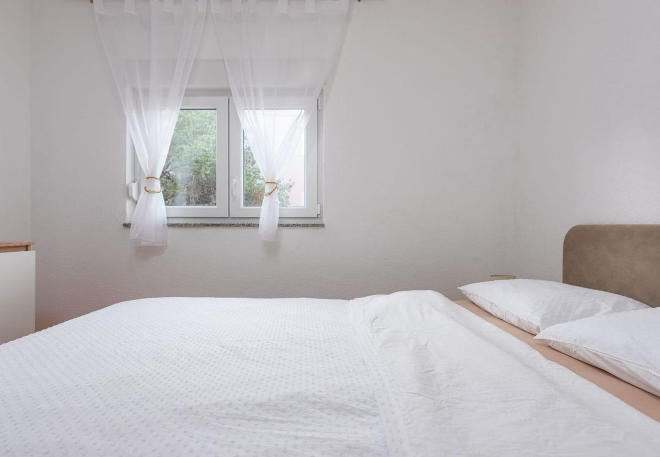 Ferienwohnung in Sukošan - Apartment Dora - Apartment mit zwei Schlafzimmern und Terrasse