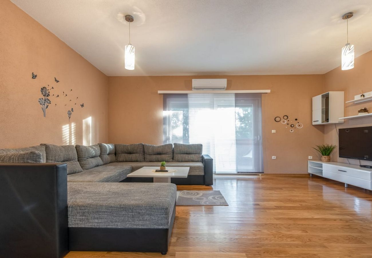 Ferienwohnung in Sukošan - Apartment Dora - Apartment mit zwei Schlafzimmern und Terrasse