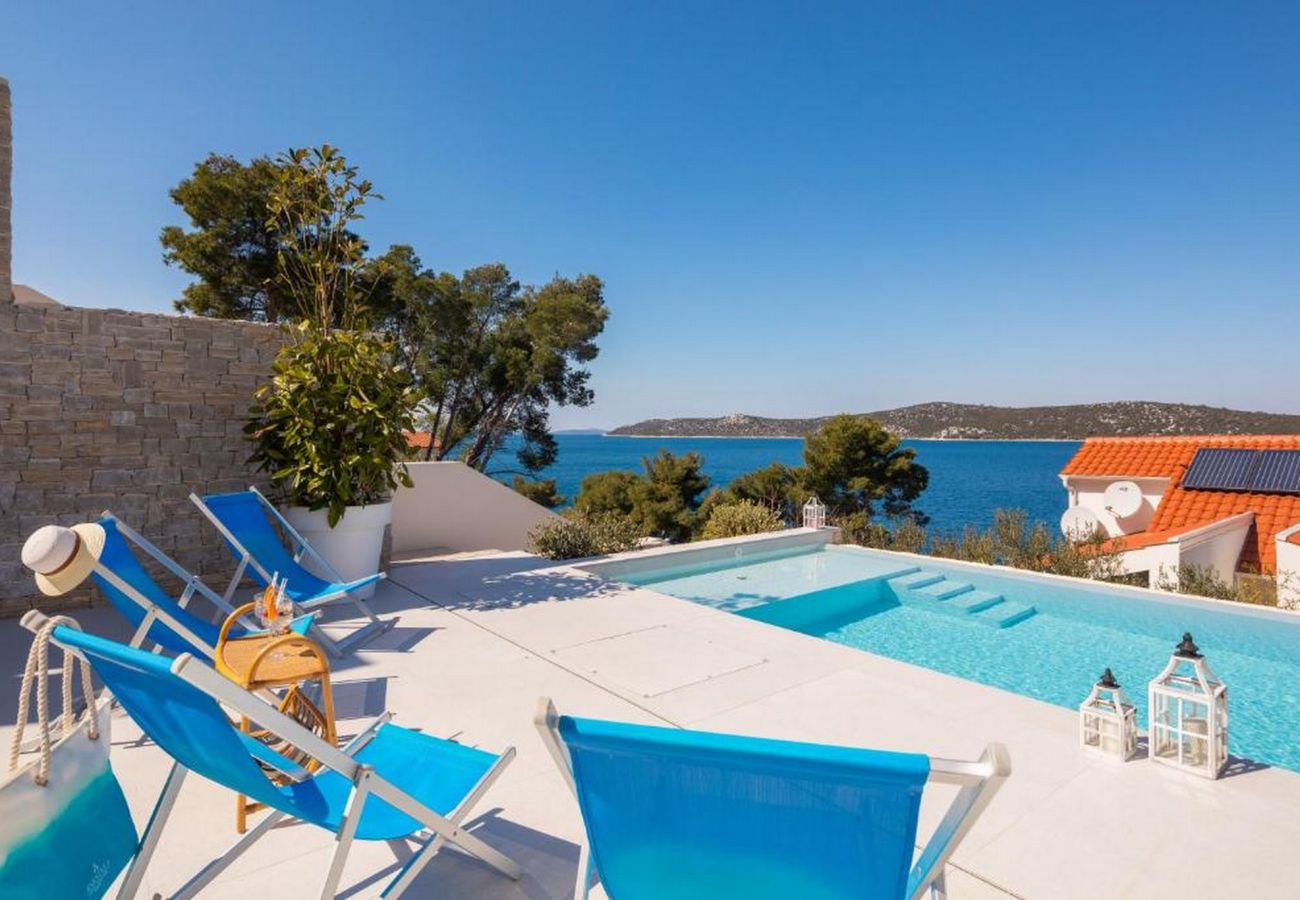 Villa in Grebaštica - Villa Nensi - Haus mit fünf Schlafzimmern und einem Swimmingpool