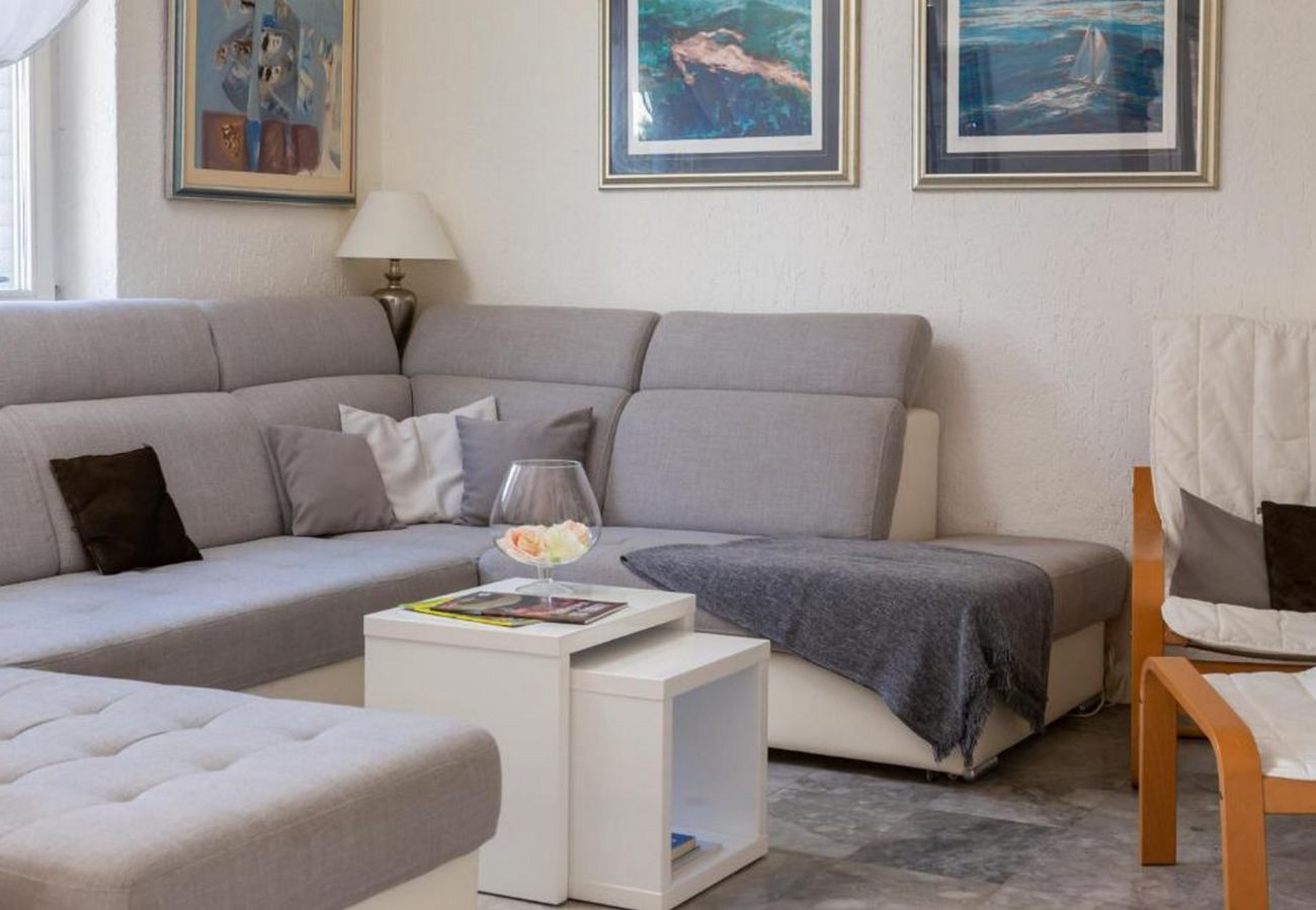 Villa in Grebaštica - Villa Nensi - Haus mit fünf Schlafzimmern und einem Swimmingpool