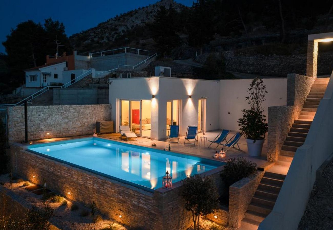 Villa in Grebaštica - Villa Nensi - Haus mit fünf Schlafzimmern und einem Swimmingpool