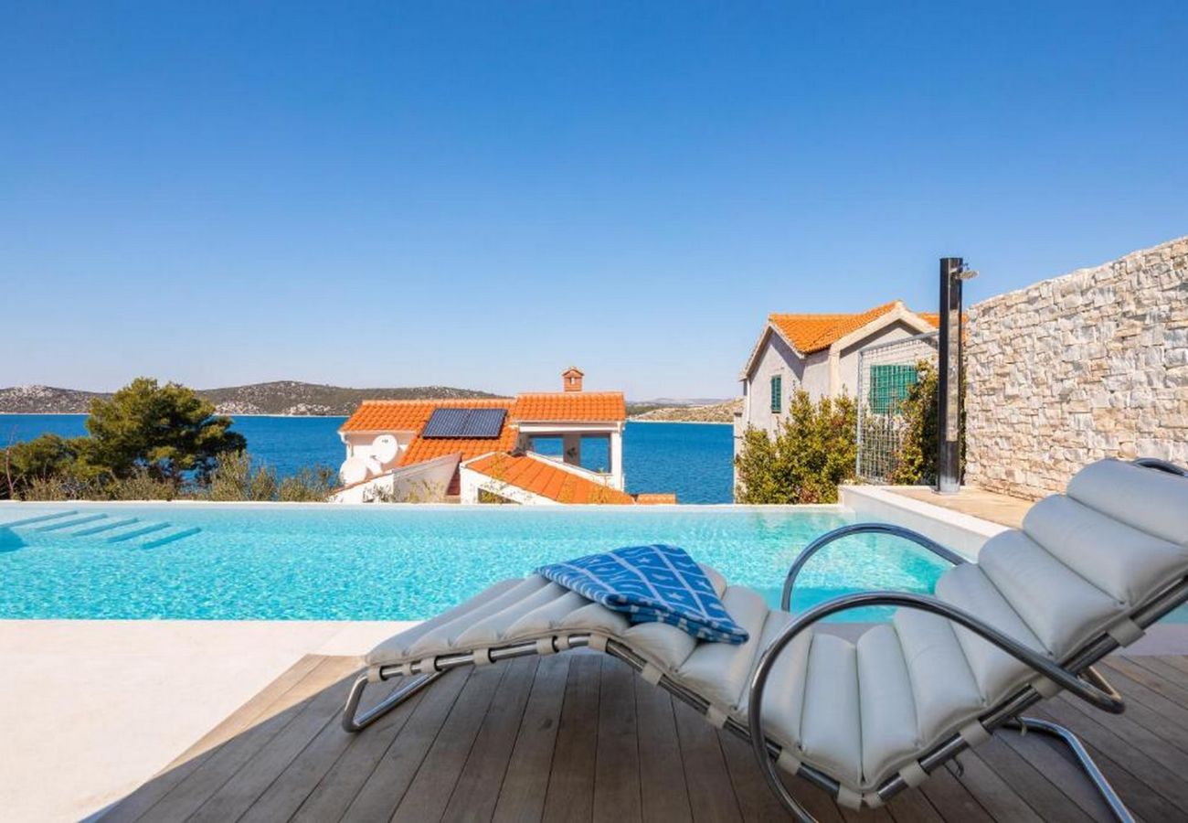 Villa in Grebaštica - Villa Nensi - Haus mit fünf Schlafzimmern und einem Swimmingpool