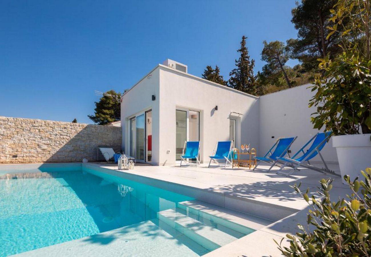 Villa in Grebaštica - Villa Nensi - Haus mit fünf Schlafzimmern und einem Swimmingpool