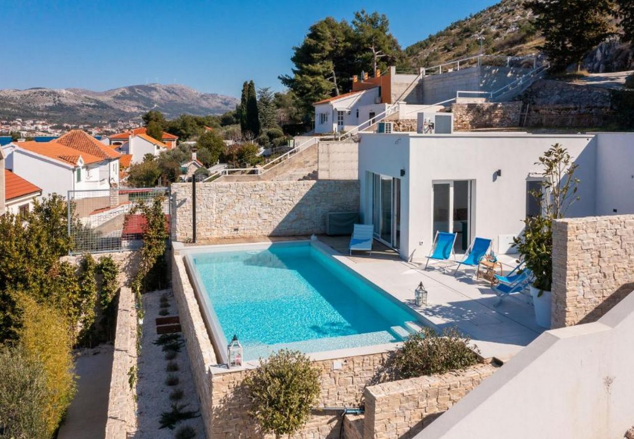 Villa in Grebaštica - Villa Nensi - Haus mit fünf Schlafzimmern und einem Swimmingpool