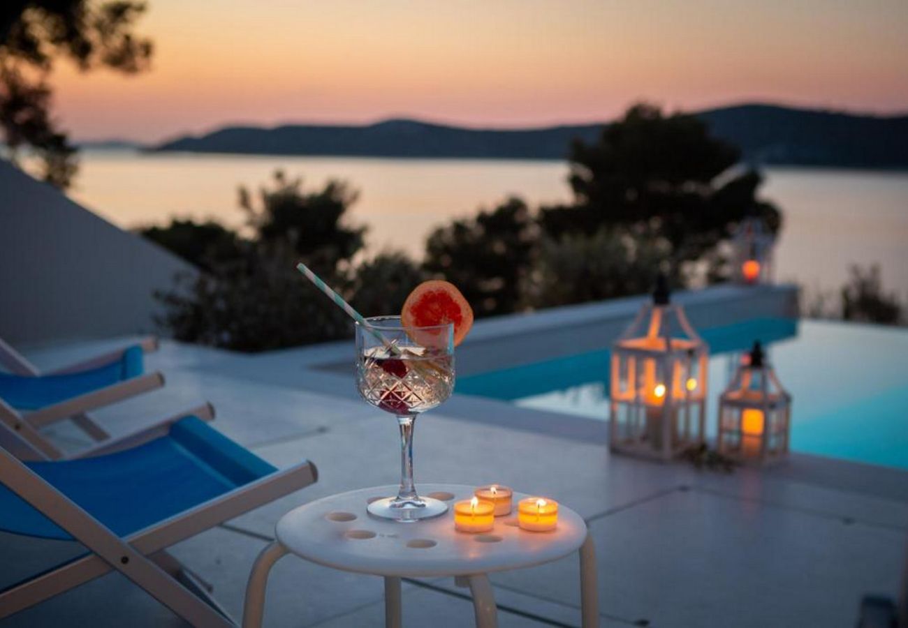 Villa in Grebaštica - Villa Nensi - Haus mit fünf Schlafzimmern und einem Swimmingpool