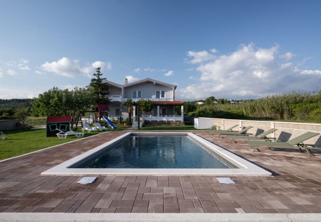 Ferienhaus in Ražanac - Haus Rose – Landhaus mit Pool