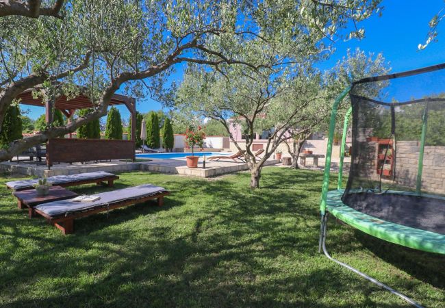 Ferienhaus in Policnik - Villa Marija - Charmantes Haus mit drei Schlafzimmern und Pool Ferienhaus in Policnik - Villa Marija - Charmantes Haus mit drei Schlafzimmern und Pool