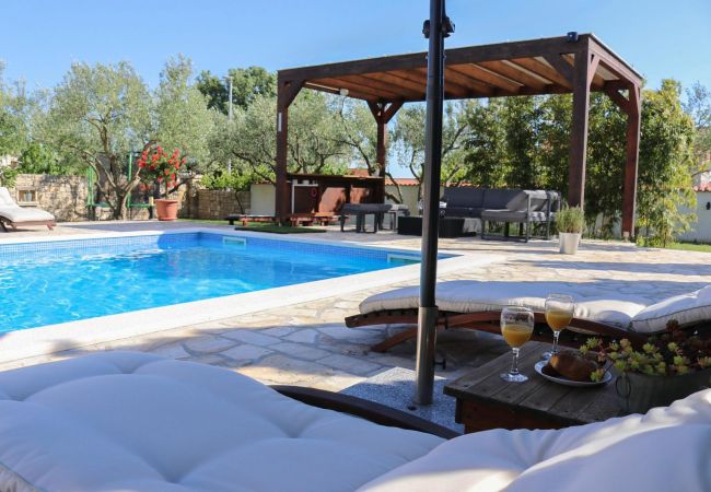 Ferienhaus in Policnik - Villa Marija - Charmantes Haus mit drei Schlafzimmern und Pool Ferienhaus in Policnik - Villa Marija - Charmantes Haus mit drei Schlafzimmern und Pool