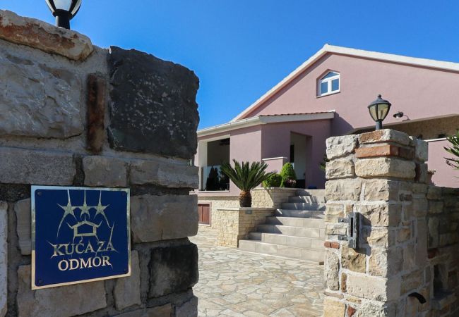 Ferienhaus in Policnik - Villa Marija - Charmantes Haus mit drei Schlafzimmern und Pool Ferienhaus in Policnik - Villa Marija - Charmantes Haus mit drei Schlafzimmern und Pool