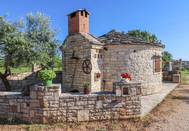 Ferienhaus in Policnik - Villa Marija - Charmantes Haus mit drei Schlafzimmern und Pool Ferienhaus in Policnik - Villa Marija - Charmantes Haus mit drei Schlafzimmern und Pool