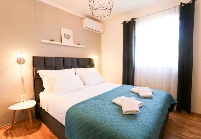 Ferienhaus in Policnik - Villa Marija - Charmantes Haus mit drei Schlafzimmern und Pool Ferienhaus in Policnik - Villa Marija - Charmantes Haus mit drei Schlafzimmern und Pool