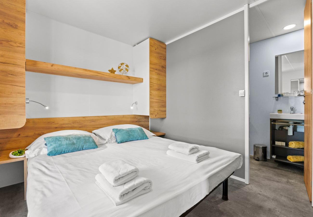 Wohnmobil in Šibenik - Resort Premium Mobile Home (4+1) Beachfront 2
