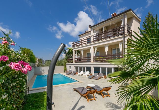 Ferienwohnung in Pula - Gemütliches Apartment Luka mit Gemeinschaftspool Ferienwohnung in Pula - Gemütliches Apartment Luka mit Gemeinschaftspool