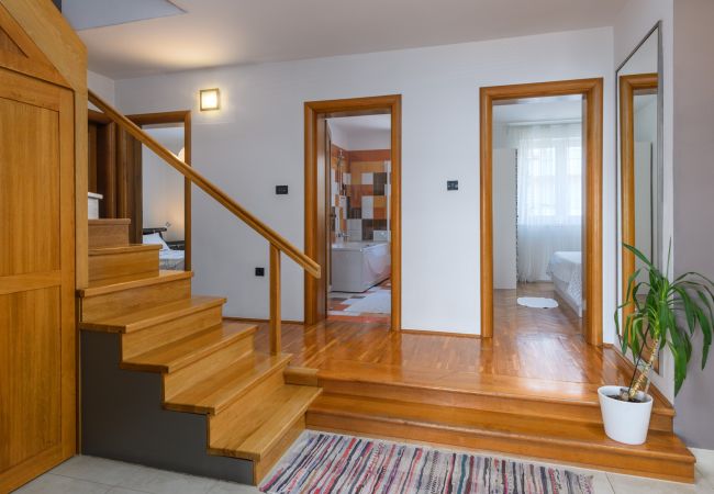 Ferienwohnung in Pula - Gemütliches Apartment Luka mit Gemeinschaftspool Ferienwohnung in Pula - Gemütliches Apartment Luka mit Gemeinschaftspool