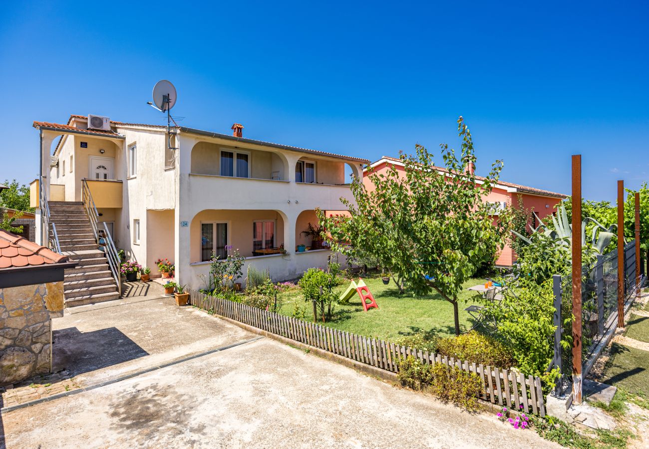 Ferienwohnung in Galižana - Apartment Vito mit Balkon
