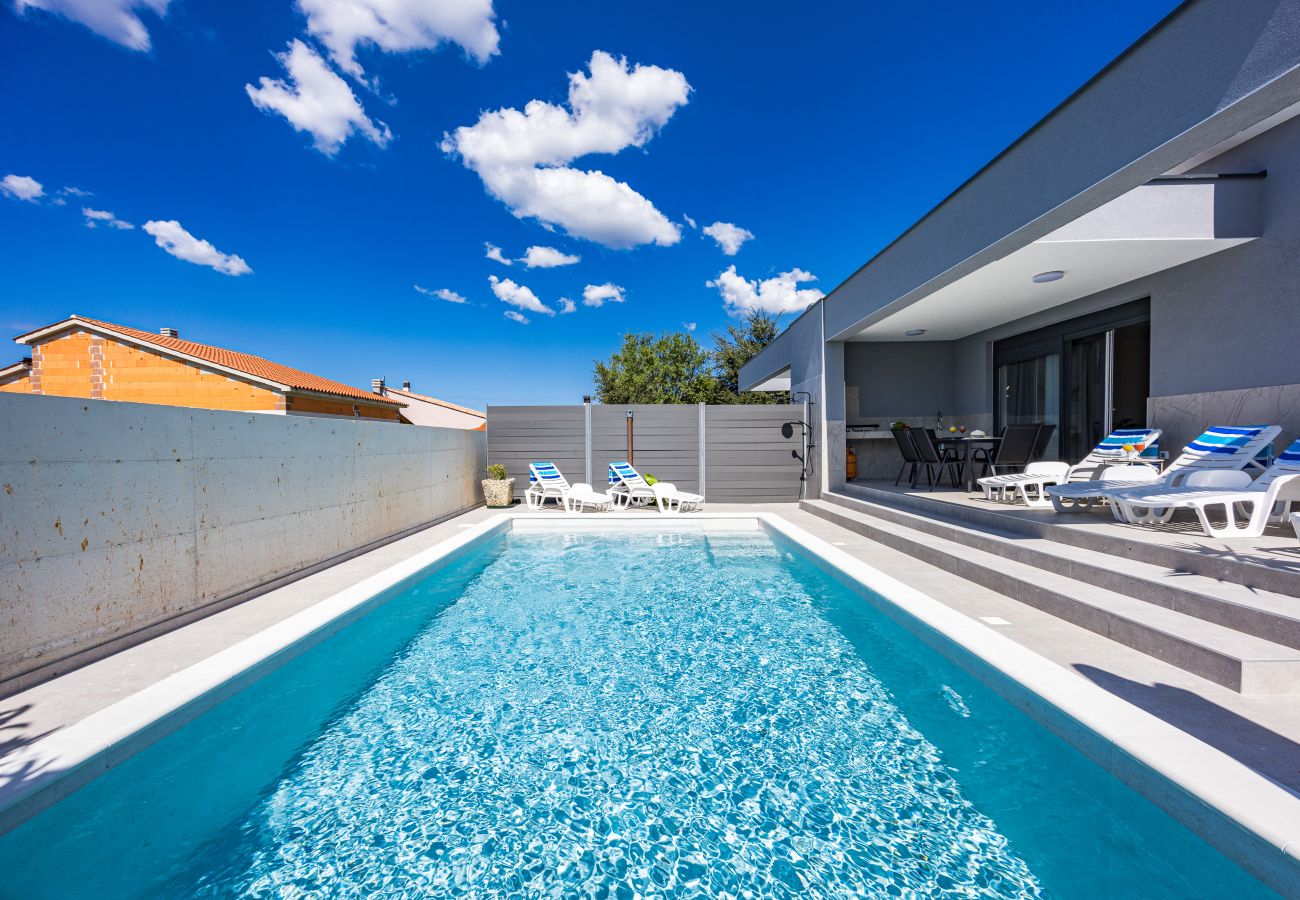 Villa in Radeki Polje - Moderne Familienvilla Mia mit privatem Pool