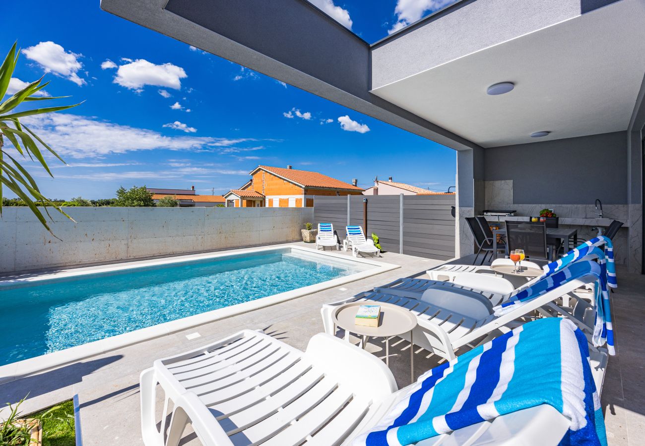 Villa in Radeki Polje - Moderne Familienvilla Mia mit privatem Pool