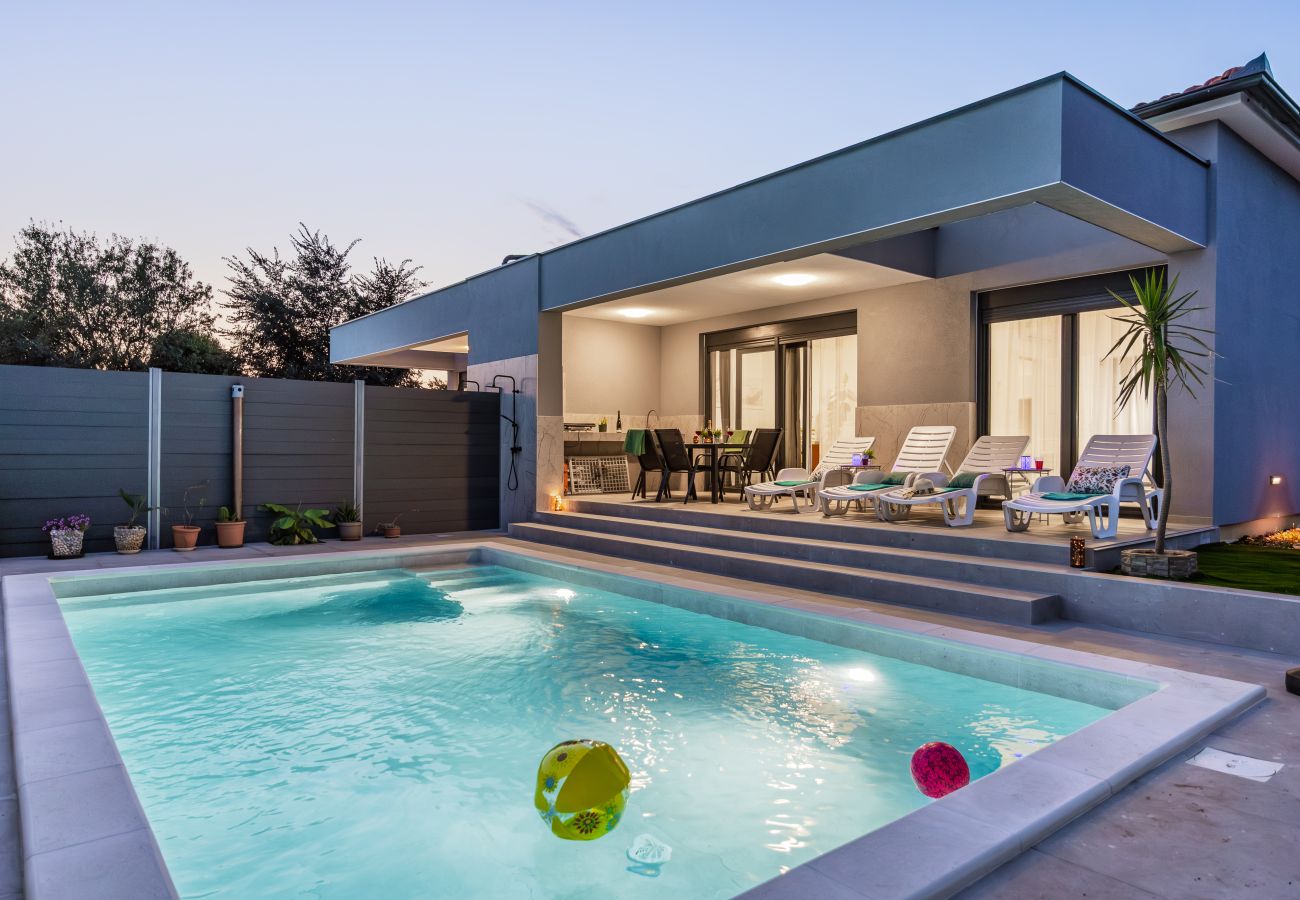 Villa in Radeki Polje - Moderne Familienvilla Mia mit privatem Pool