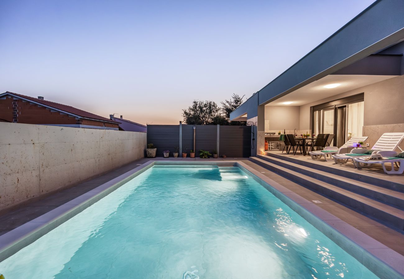 Villa in Radeki Polje - Moderne Familienvilla Mia mit privatem Pool