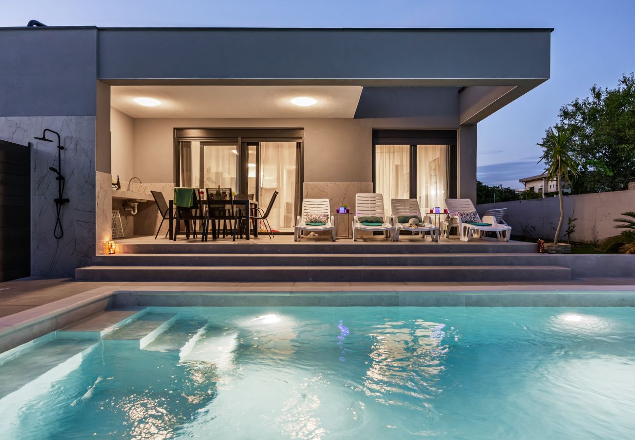 Villa in Radeki Polje - Moderne Familienvilla Mia mit privatem Pool