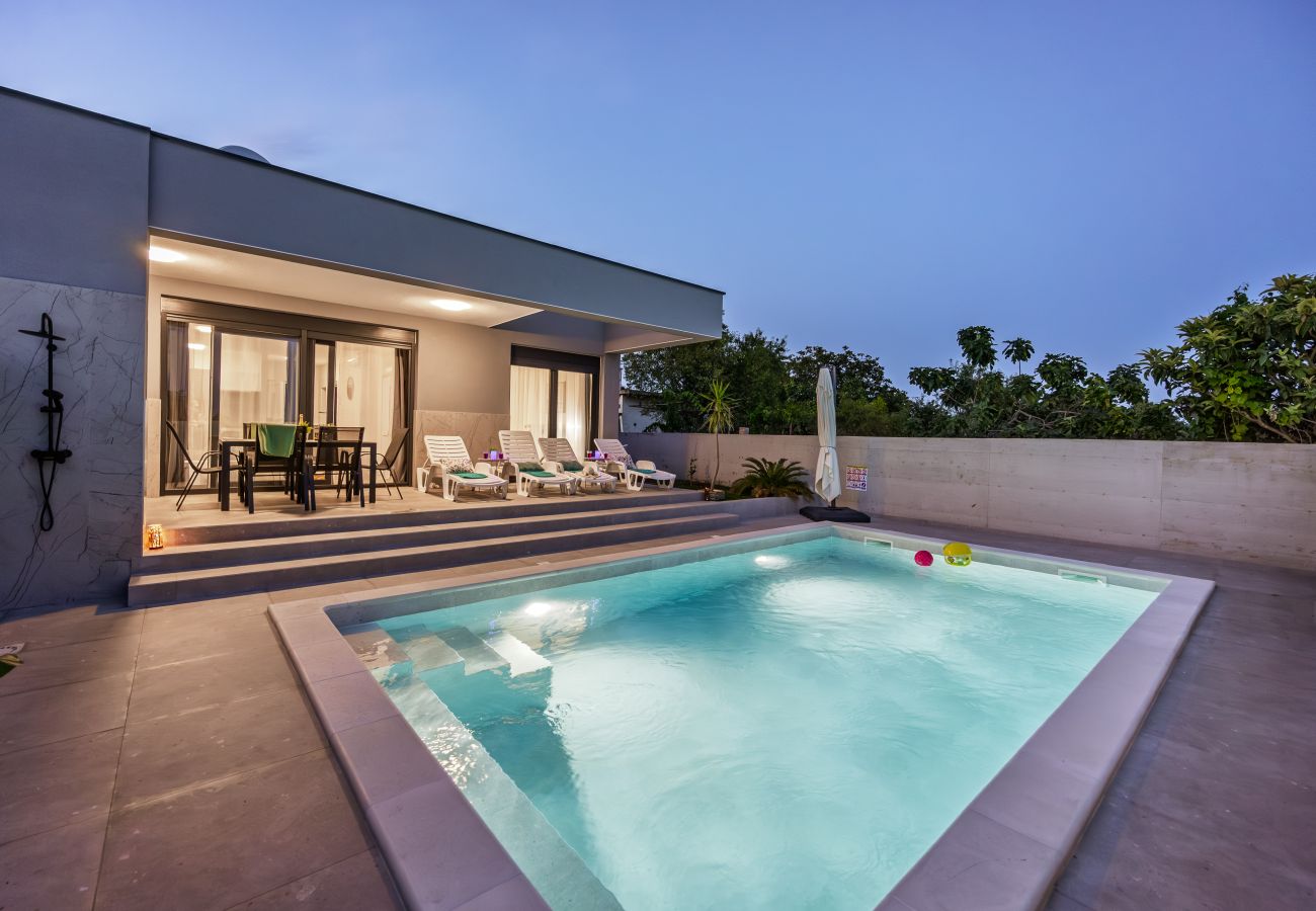 Villa in Radeki Polje - Moderne Familienvilla Mia mit privatem Pool