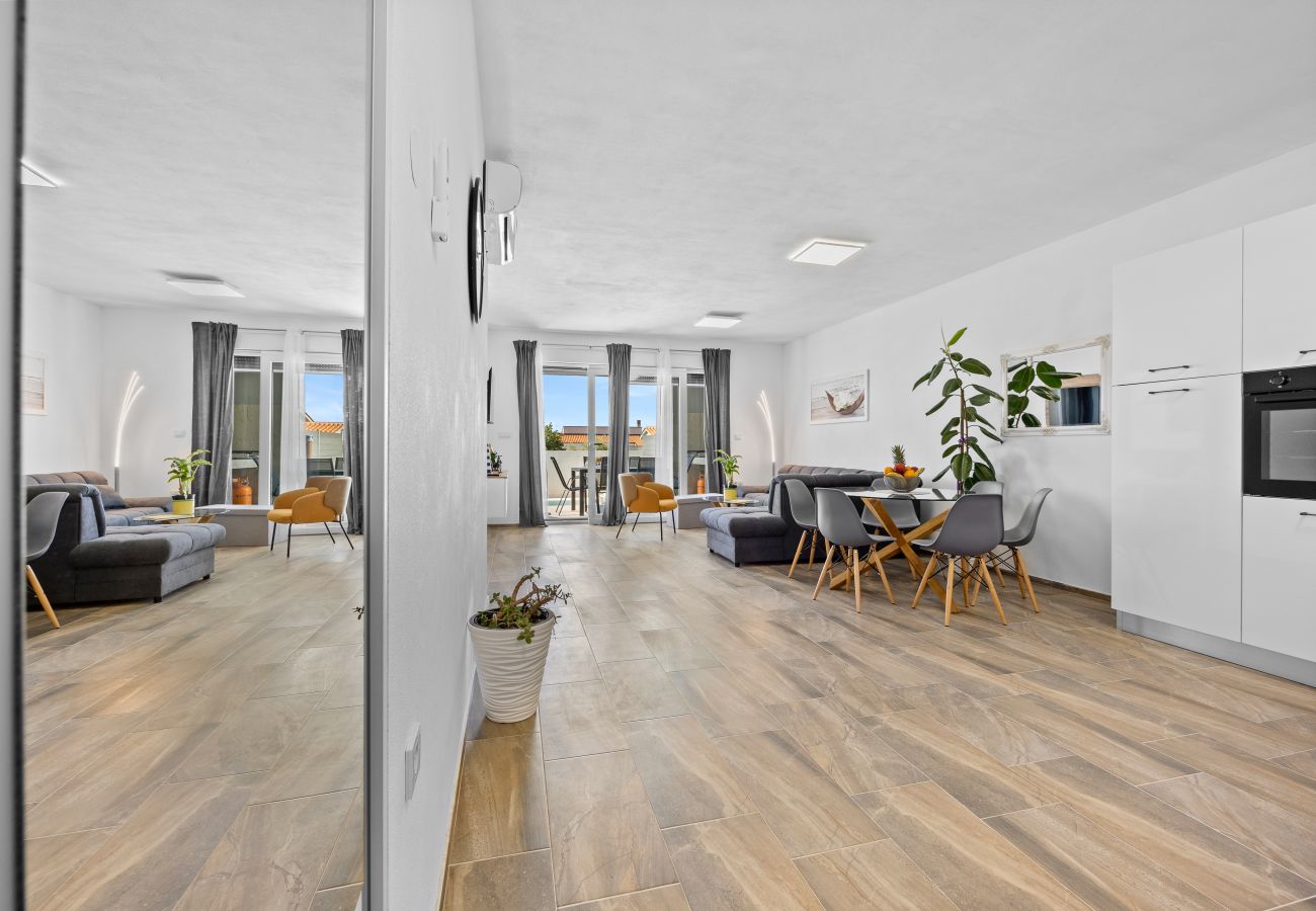 Villa in Radeki Polje - Moderne Familienvilla Mia mit privatem Pool