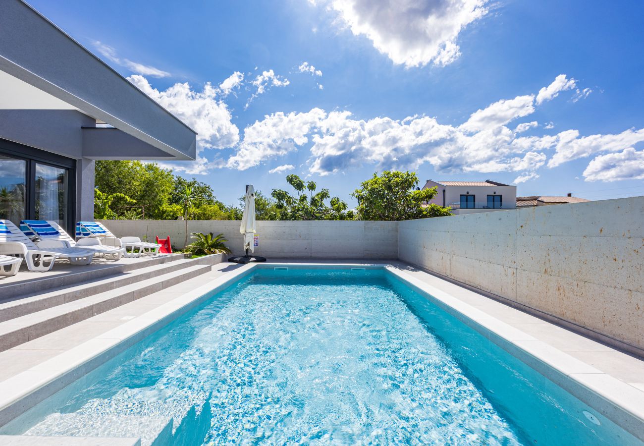 Villa in Radeki Polje - Moderne Familienvilla Mia mit privatem Pool