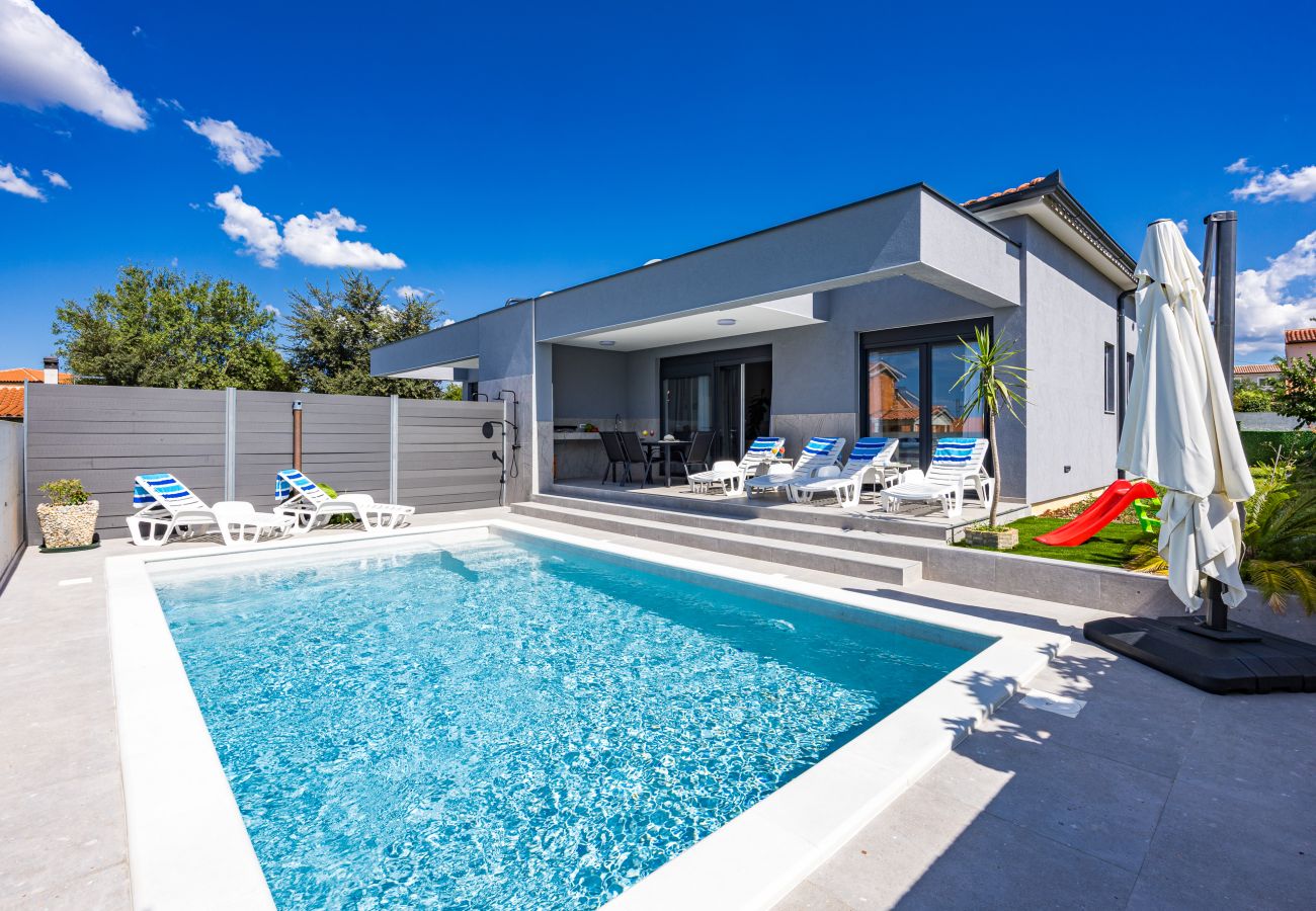 Villa in Radeki Polje - Moderne Familienvilla Mia mit privatem Pool