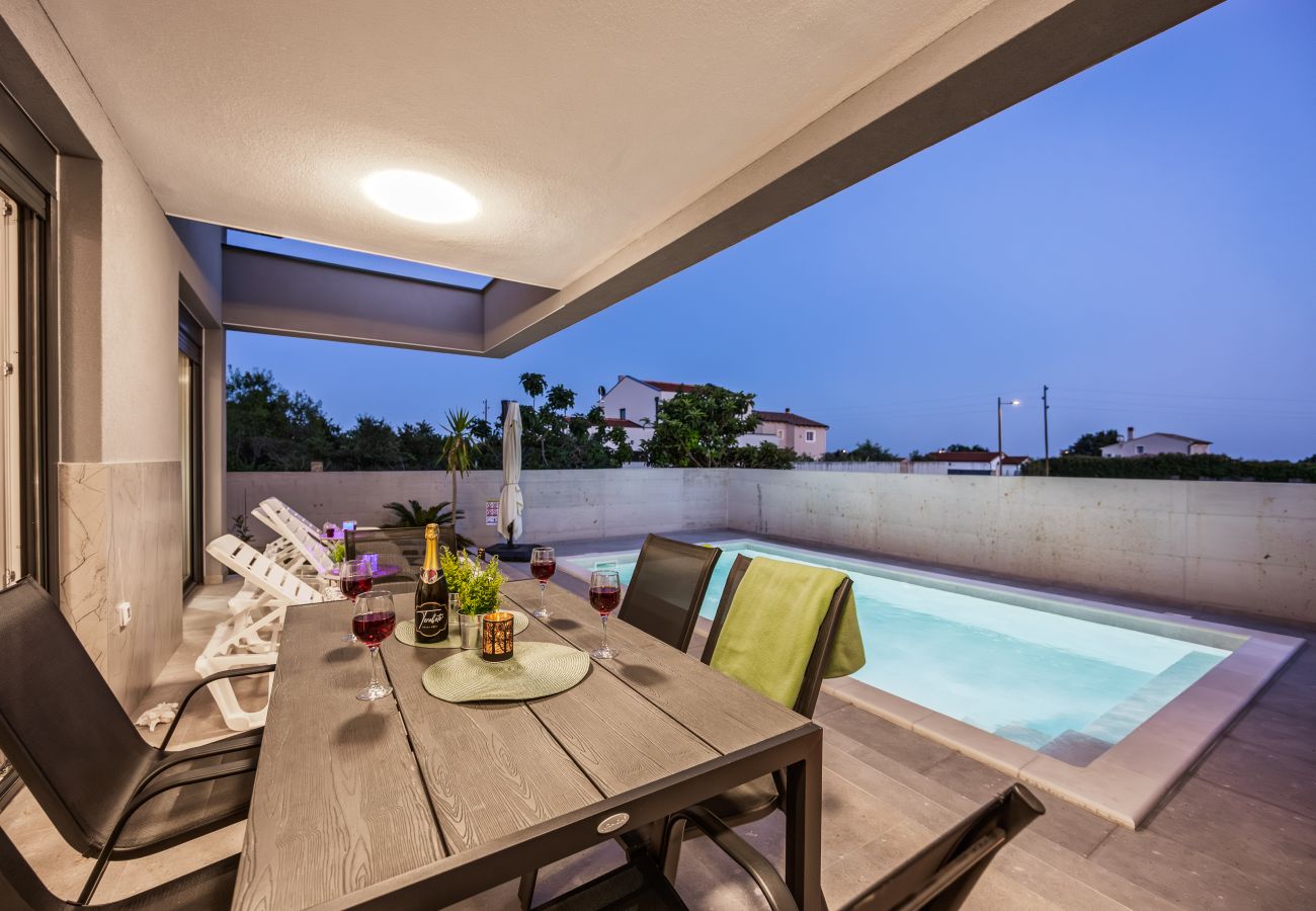 Villa in Radeki Polje - Moderne Familienvilla Mia mit privatem Pool