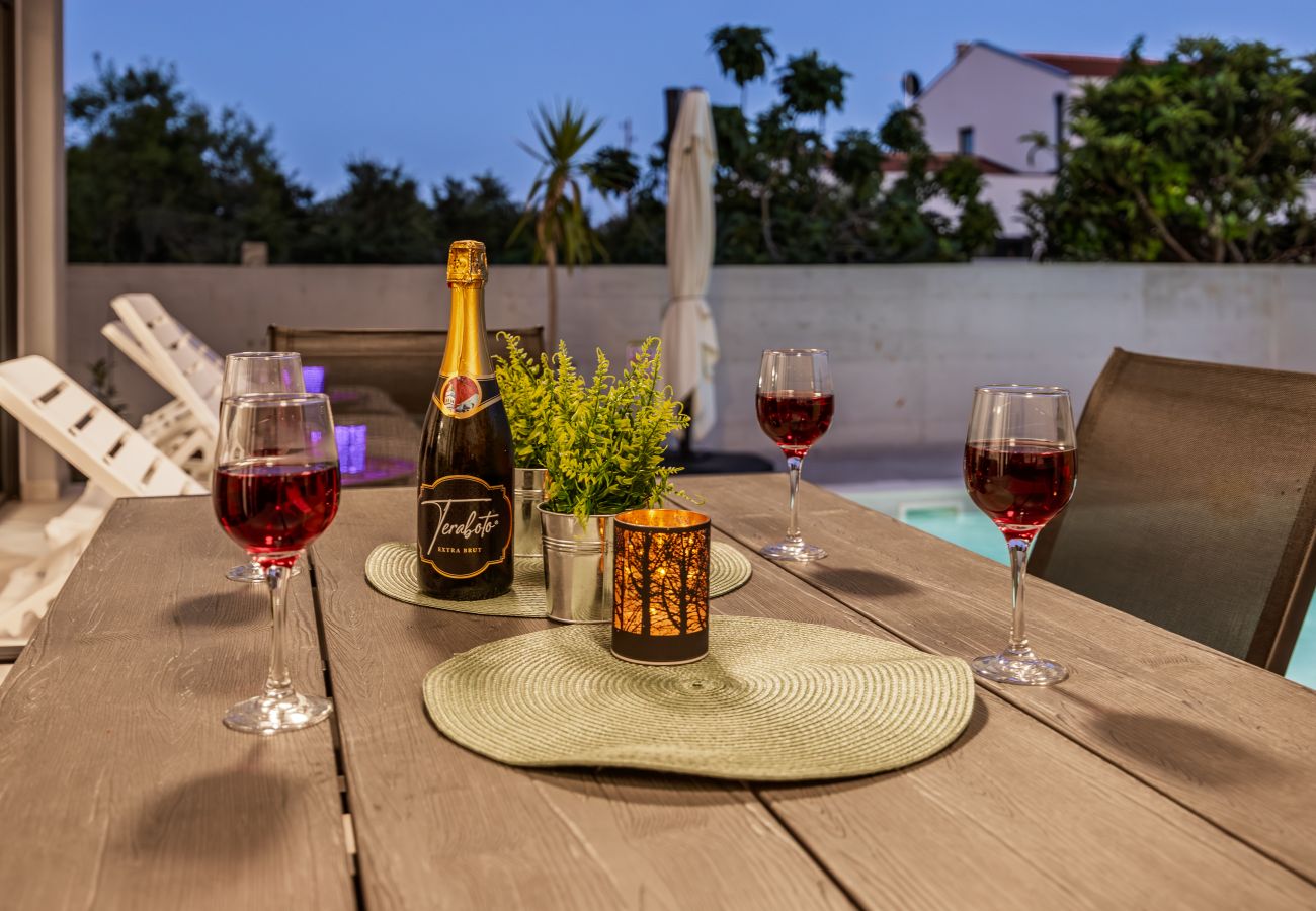 Villa in Radeki Polje - Moderne Familienvilla Mia mit privatem Pool