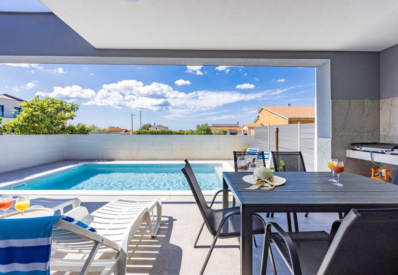 Villa in Radeki Polje - Moderne Familienvilla Mia mit privatem Pool