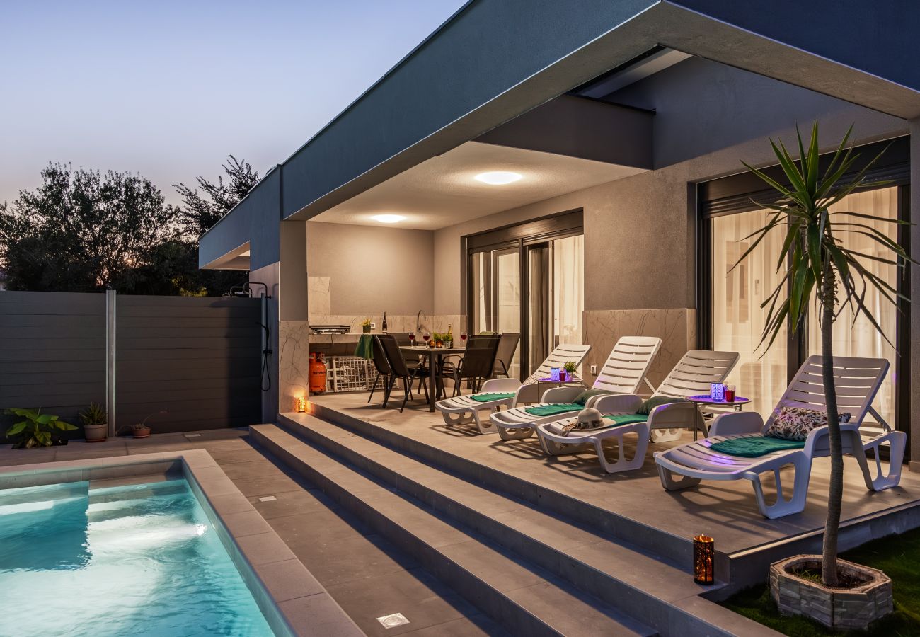 Villa in Radeki Polje - Moderne Familienvilla Mia mit privatem Pool