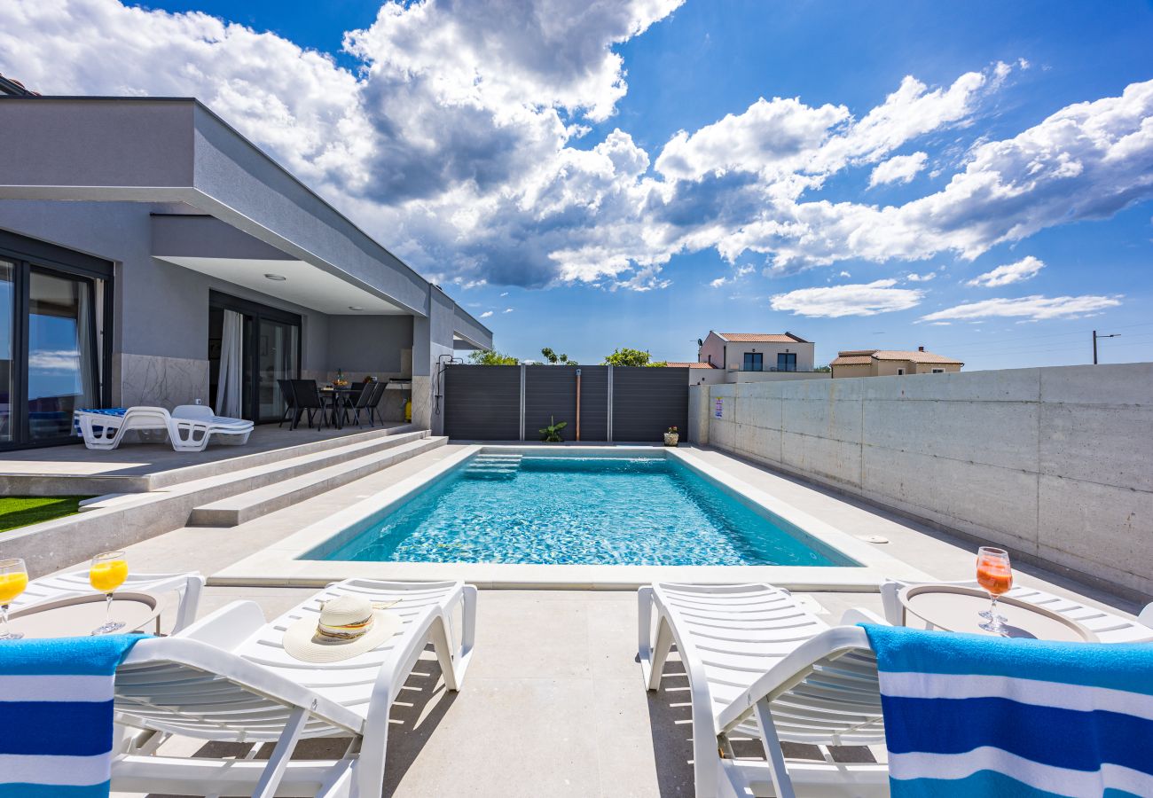 Villa in Radeki Polje - Moderne Familienvilla Teo mit privatem Pool