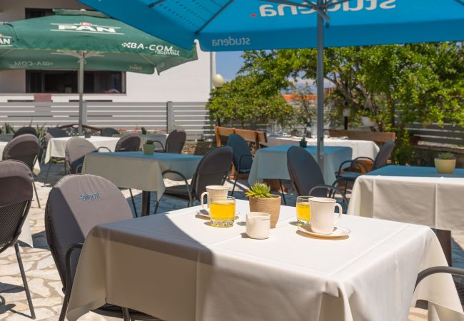 Ferienwohnung in Petrcane - Pansion Pirat - Zwei-Zimmer-Wohnung Ferienwohnung in Petrcane - Pansion Pirat - Zwei-Zimmer-Wohnung