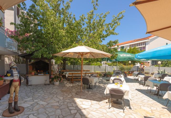 Ferienwohnung in Petrcane - Pansion Pirat - Zwei-Zimmer-Wohnung Ferienwohnung in Petrcane - Pansion Pirat - Zwei-Zimmer-Wohnung