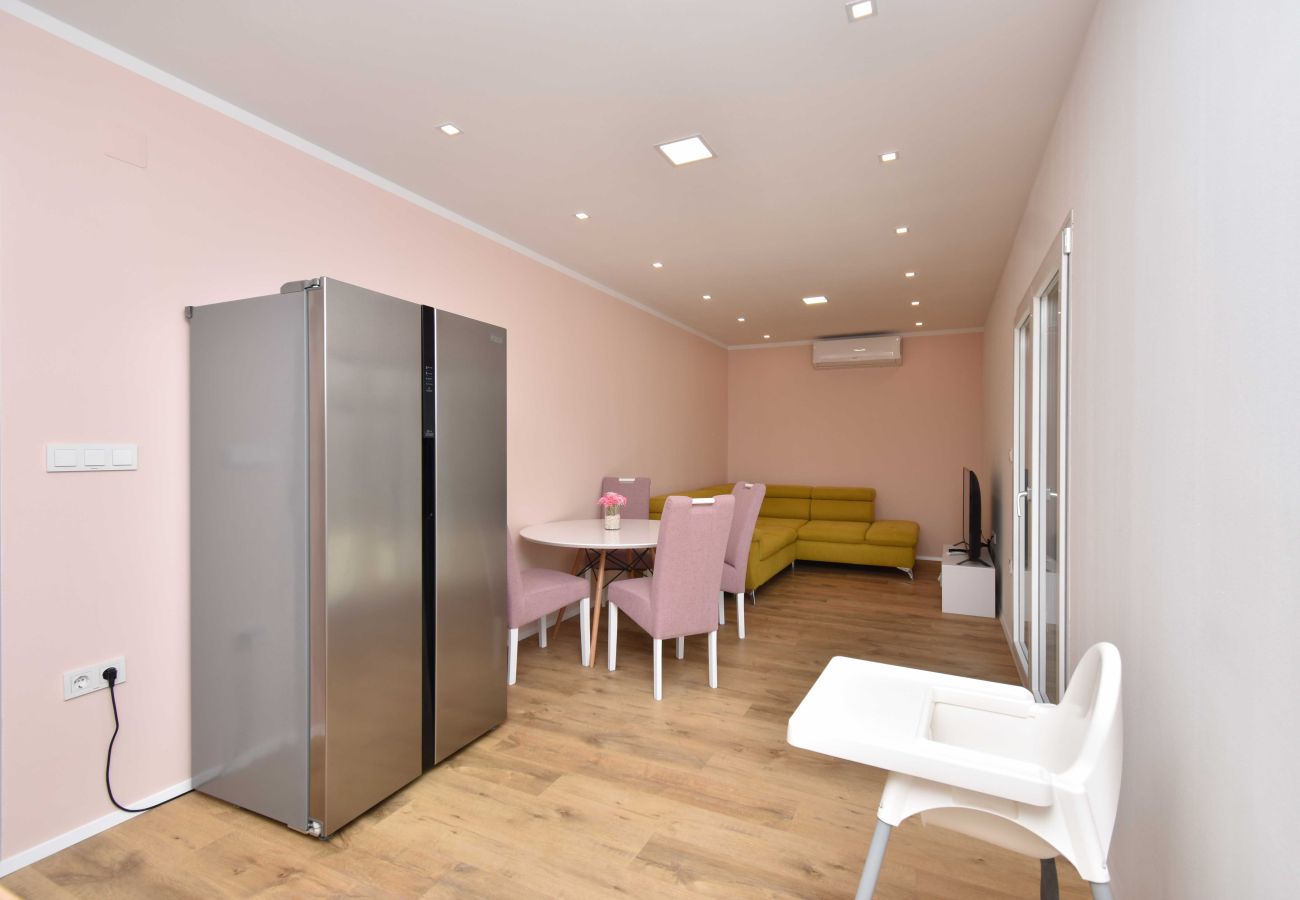 Ferienwohnung in Šibenik-Brodarica - Blue Chill Apartment