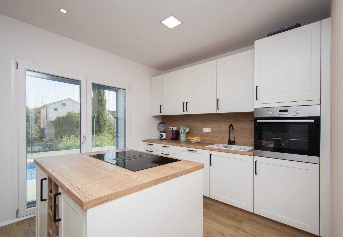 Ferienwohnung in Šibenik-Brodarica - Blue Chill Apartment