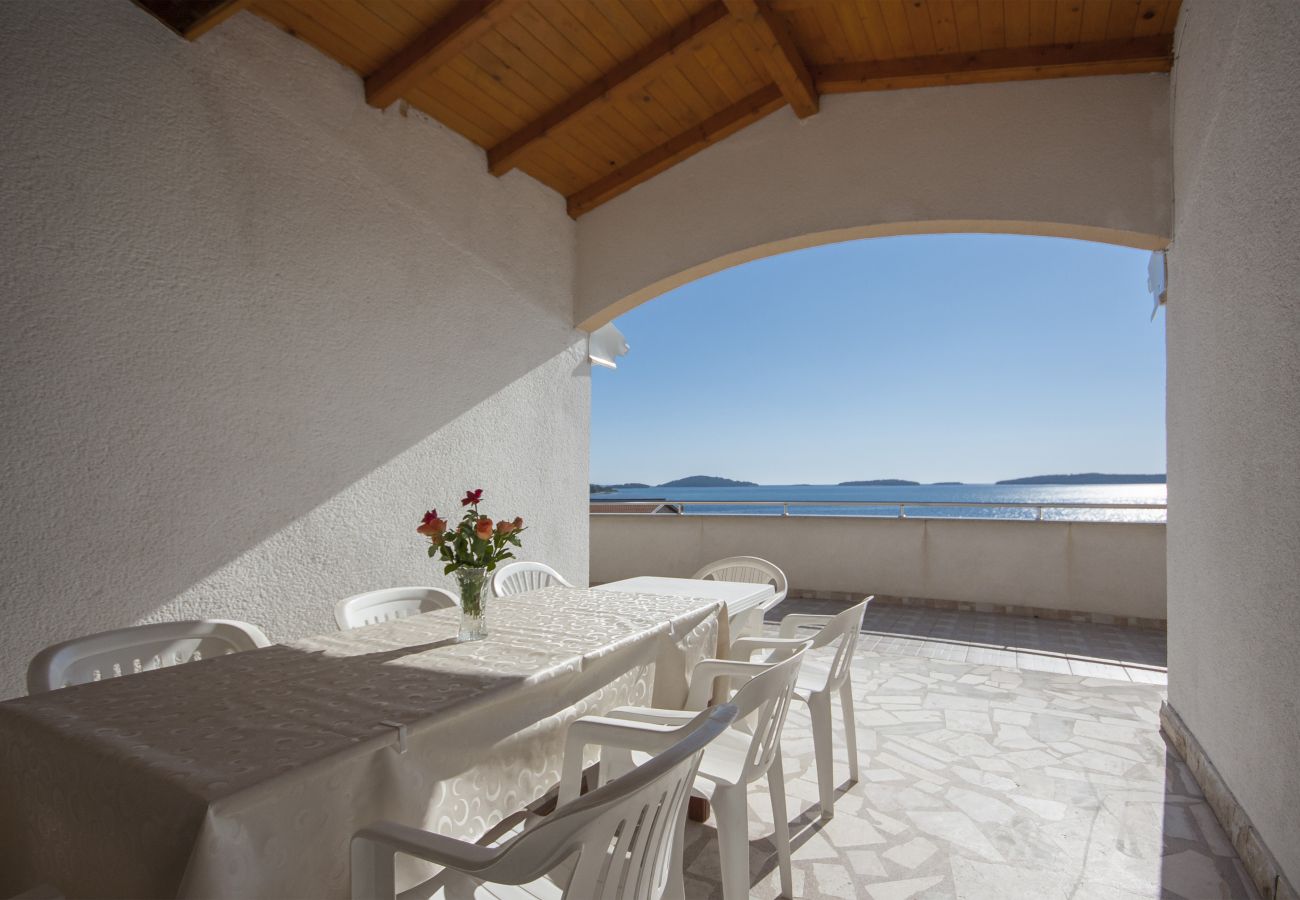 Ferienwohnung in Šibenik-Brodarica - Vier-Zimmer-Wohnung Karla