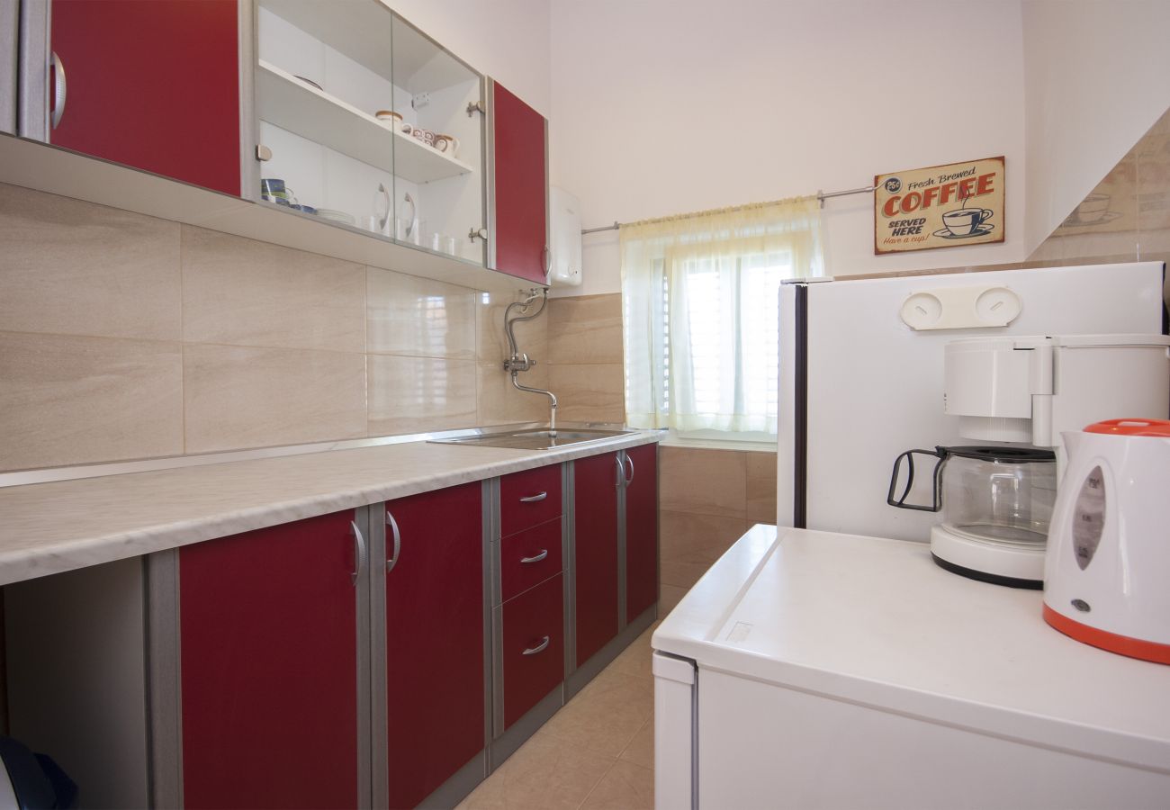Ferienwohnung in Šibenik-Brodarica - Vier-Zimmer-Wohnung Karla