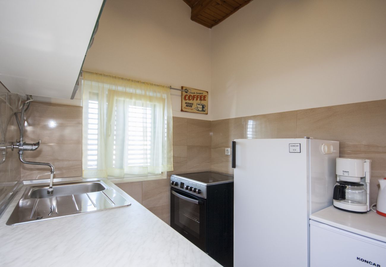 Ferienwohnung in Šibenik-Brodarica - Vier-Zimmer-Wohnung Karla