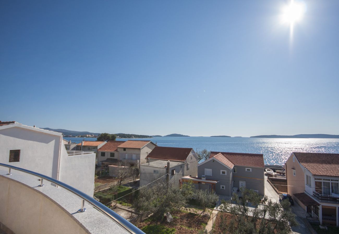 Ferienwohnung in Šibenik-Brodarica - Vier-Zimmer-Wohnung Karla